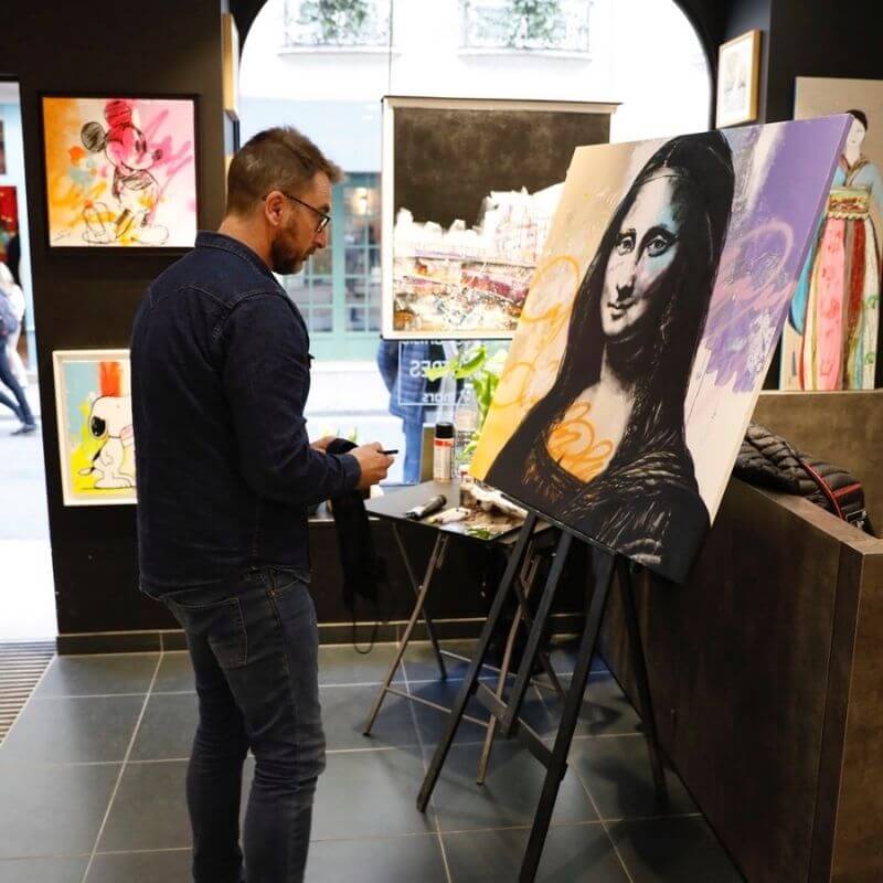 démonstration artiste dans une galerie d'art carré d'artistes